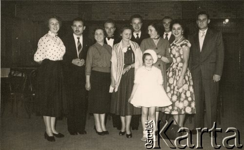 1950, Londyn, Anglia, Wielka Brytania.
Zjazd wychowanków polskiego sierocińca w Indiach. 2 z lewej Czesław Grzybowski, 2. z prawej organizatorka zjazdu Stefania Kowalczyk.
Fot. NN, udostępnili Czesława i Ryszard Grzybowscy, zbiory Ośrodka KARTA