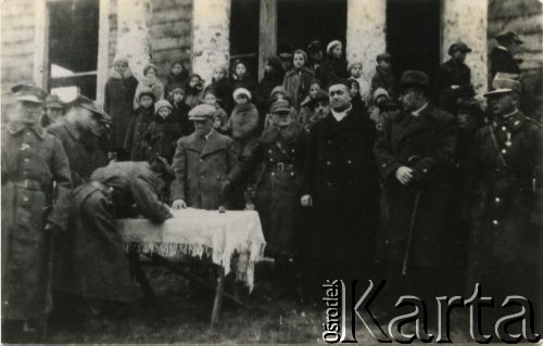 1931, Osada Krechowiecka, pow. Równe, woj. wołyńskie, Polska.
Poświęcenie domu i szkoły.
Fot. NN, udostępnili Czesława i Ryszard Grzybowscy, zbiory Ośrodka KARTA