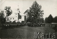 1938, Osada Krechowiecka - Karłowszczyzna, pow. Równe, woj. wołyńskie, Polska.
Przygotowanie uroczystości sprowadzenia kopii obrazu Matki Boskiej Częstochowskiej.
Fot. NN, udostępnili Czesława i Ryszard Grzybowscy, zbiory Ośrodka KARTA