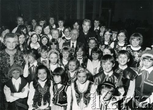 1974, Anglia, Wielka Brytania.
Ksiądz Aleksander Michałowski z dziećmi z polskiej szkoły  w Blackburn w dniu Dożynek.
Fot. NN, udostępnili Czesława i Ryszard Grzybowscy, zbiory Ośrodka KARTA