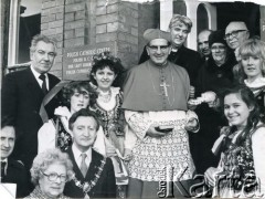 14.12.1980, Blackburn, Anglia, Wielka Brytania.
Poświęcenie  Polskiego Ośrodka Katolickiego i kościoła. Od prawej: Pola Grzybowska, Krystyna Kurzawa, Roman Szpunar, żona Szpunara, Ryszard Grzybowski, ksiądz Aleksander Michałowski, biskup pomocniczy gnieźnieński i delegat prymasa Polski Stefana Wyszyńskiego do opieki nad emigracją i uchodźstwem polskim Władysław Rubin, Izabela Grzybowska, Izabela Czarnecka, mer Blackburn i jego żona, Romuald Foks, Bogdan Kurzawa (na górze).
Fot. NN, udostępnili Czesława i Ryszard Grzybowscy, zbiory Ośrodka KARTA