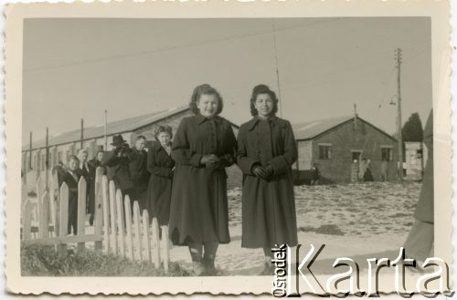 Ok. 1950, Stowell Park, Anglia, Wielka Brytania.
Czesława Rachel, potem Grzybowska (z lewej) i Maria Bernatowicz.
Fot. NN, udostępnili Czesława i Ryszard Grzybowscy, zbiory Ośrodka KARTA