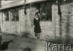 Lata 50., Stowell Park, Anglia, Wielka Brytania.
Czesława Rachel, potem Grzybowska (w oknie) z siostrą Danutą.
Fot. NN, udostępnili Czesława i Ryszard Grzybowscy, zbiory Ośrodka KARTA