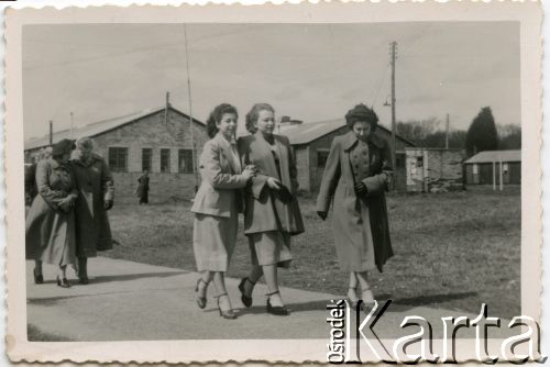 Lata 50., Stowell Park, Anglia, Wielka Brytania.
Z przodu od lewej: Maria Bernatowicz, Czesława Rachel (potem Grzybowska), NN.
Fot. NN, udostępnili Czesława i Ryszard Grzybowscy, zbiory Ośrodka KARTA