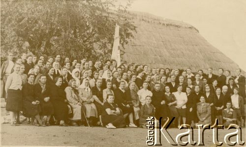 1943-1944, Kidugala, Tanganika.
Stowarzyszenie Kobiet Akcji Katolickiej, wśród nich ksiądz Franciszek Maciaszek; na dole 6. z lewej Ewa Rachel z domu Trębecka. W tle świetlica.
Fot. NN, udostępnili Czesława i Ryszard Grzybowscy, zbiory Ośrodka KARTA