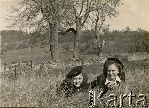 Ok. 1950, Stowell Park, Anglia, Wielka Brytania.
Czesława Rachel, potem Grzybowska (z prawej) z Lilką Chodorowską.
Fot. NN, udostępnili Czesława i Ryszard Grzybowscy, zbiory Ośrodka KARTA