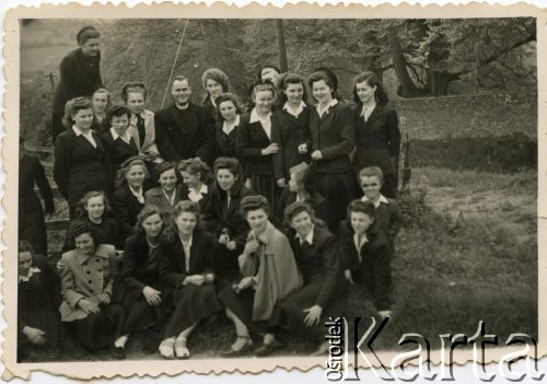 Ok. 1950, Stowell Park, Anglia, Wielka Brytania.
Uczennice polskiej szkoły z księdzem Janem Przybyszem. W górnym rzędzie 4. z lewej Czesława Rachel (potem Grzybowska).
Fot. NN, udostępnili Czesława i Ryszard Grzybowscy, zbiory Ośrodka KARTA