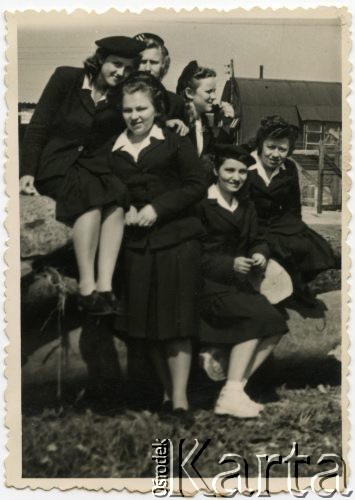 Ok. 1950, Stowell Park, Anglia, Wielka Brytania.
Uczennice polskiej szkoły, z przodu Czesława Rachel (potem Grzybowska).
Fot. NN, udostępnili Czesława i Ryszard Grzybowscy, zbiory Ośrodka KARTA