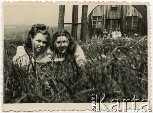 Ok. 1950, Stowell Park, Anglia, Wielka Brytania.
Czesława Rachel, potem Grzybowska (z lewej) z Lilką Chodorowską.
Fot. NN, udostępnili Czesława i Ryszard Grzybowscy, zbiory Ośrodka KARTA