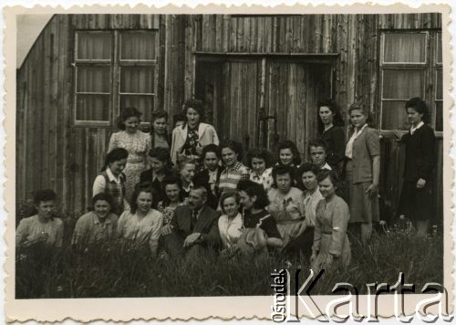 Ok. 1950, Stowell Park, Anglia, Wielka Brytania.
Grupa kobiet przed barakiem.
Fot. NN, udostępnili Czesława i Ryszard Grzybowscy, zbiory Ośrodka KARTA