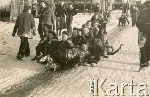 Ok. 1950, Stowell Park, Anglia, Wielka Brytania.
Kobiety na  ślizgawce.
Fot. NN, udostępnili Czesława i Ryszard Grzybowscy, zbiory Ośrodka KARTA