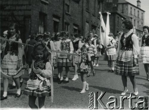 1966, Blackburn, Anglia, Wielka Brytania.
Procesja w dniu Bożego Ciała. 2. z prawej Czesława Grzybowska, na jej wysokości córka Izabela.
Fot. NN, udostępnili Czesława i Ryszard Grzybowscy, zbiory Ośrodka KARTA