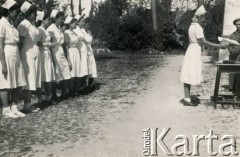 18.03.1945, Saint Didier, Francja.
Zakończenie kursu pogotowia sanitarnego P.C.K. Absolwentki otrzymują dyplomy z rąk komendanta szpitala Stanisława Ostrowskiego (ostatniego polskiego prezydenta Lwowa, późniejszego prezydenta RP na uchodźstwie).
Fot. NN, udostępniła Irena Sawka, zbiory Ośrodka KARTA