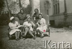 18.03.1945, Saint Didier, Francja.
Zakończenie kursu pogotowia sanitarnego P.C.K. Wśród absolwentek nich Irena Sawka (zaznaczona krzyżykiem).
Fot. NN, udostępniła Irena Sawka, zbiory Ośrodka KARTA
