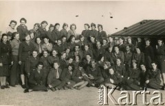 4.03.1944, Gadera, Palestyna. 
Kurs podoficerski dla kobiet. Wśród sfotografowanych Irena Sawka (leży 2. od prawej od porucznika).
Fot. NN, udostępniła Irena Sawka, zbiory Ośrodka KARTA