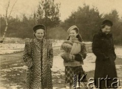 6.03.1947, Witley, Wielka Brytania.
Irena Sawka (w środku - żołnierz Armii Polskiej na Wschodzie i Pomocniczej Służby Kobiet, sanitariuszka) m.in. z koleżanką Zofią. 
Fot. NN, udostępniła Irena Sawka, zbiory Ośrodka KARTA