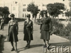 6.09.1942, Pahlevi, Iran.
Dziewczęta wcielone do Armii Polskiej na Wschodzie, wśród nich Irena Sawka (w środku).
Fot. NN, udostępniła Irena Sawka, zbiory Ośrodka KARTA