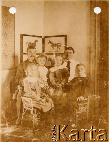 1924, Wandolina, gmina Żurów, powiat Rohatyń, woj. stanisławowskie.
Kowalewscy z dziećmi: Marią, Krystyną, Celiną i Tadeuszem.
Fot. NN, udostępniła Barbara Kowalewska, zbiory Ośrodka KARTA