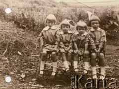 1921, Wandolina, gmina Żurów, powiat Rohatyń, woj. stanisławowskie.
Rodzeństwo Maria, Celina, Krystyna, Tadeusz Kowalewscy. 
Fot. NN, udostępniła Barbara Kowalewska, zbiory Ośrodka KARTA