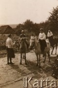 1925, Wandolina, gmina Żurów, powiat Rohatyń, woj. stanisławowskie.
Siostry Kowalewskie na koniach: Maria na Kitce, Celina na Baśce, Krystyna na Icku; obok stoi ich matka.
Fot. NN, udostępniła Barbara Kowalewska, zbiory Ośrodka KARTA