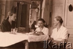 1946, Ghazir, Liban.
Krystyna i Maria Kowalewskie z matką.
Fot. NN, udostępniła Barbara Kowalewska, zbiory Ośrodka KARTA