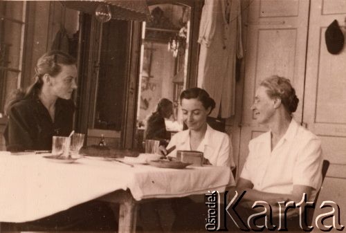 1946, Ghazir, Liban.
Krystyna i Maria Kowalewskie z matką.
Fot. NN, udostępniła Barbara Kowalewska, zbiory Ośrodka KARTA