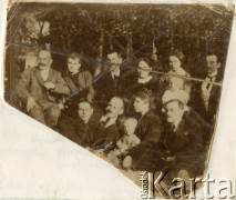 1918, Czernichów.
Od lewej: Edward i Helena z domu Stankiewicz Brewczyńscy, Aniela z domu Kowalewska i Aleksander Stankiewiczowie, Maria z domu Brewczyńska i Jerzy Stankiewiczowie z synem Witoldem, Aleksander Zajączkowski, Henryk Aleksander Stankiewicz, Aleksandra z domu Stankiewicz Zajączkowska z Ferdynandem i Jan Stankiewicz.
Fot. NN, udostępniła Barbara Kowalewska, zbiory Ośrodka KARTA