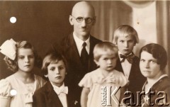 1934, Warszawa, Polska.
Rodzina Stankiewiczów; w środku Henryk Aleksander Stankiewicz; 1. z lewej Barbara, potem Kowalewska.
Fot. NN, udostępniła Barbara Kowalewska, zbiory Ośrodka KARTA