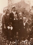 Maj 1935, Warszawa, Polska.
Rodzeństwo Stankiewiczów (2. z prawej Barbara, potem Kowalewska) z babcią i ciotką Melanią Skąpską.
Fot. NN, udostępniła Barbara Kowalewska, zbiory Ośrodka KARTA