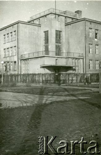 1951, Warszawa, Polska.
Siedziba Liceum im. Juliusza Słowackiego przy ul. Wawelskiej, do którego przed II wojną światową uczęszczała Barbara Kowalewska (wówczas Żeńskie Gimnazjum Państwowe im. Juliusza Słowackiego).
Fot. NN, udostępniła Barbara Kowalewska, zbiory Ośrodka KARTA