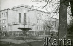 1951, Warszawa, Polska.
Siedziba Liceum im. Juliusza Słowackiego przy ul. Wawelskiej, do którego przed II wojną światową uczęszczała Barbara Kowalewska (wówczas Żeńskie Gimnazjum Państwowe im. Juliusza Słowackiego).
Fot. NN, udostępniła Barbara Kowalewska, zbiory Ośrodka KARTA