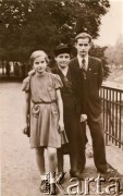 1946, Gliwice, Polska.
Członkowie rodziny Barbary Kowalewskiej, z lewej Elżbieta, z prawej Witold.
Fot. NN, udostępniła Barbara Kowalewska, zbiory Ośrodka KARTA