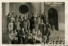 1.03.1945, Isfahan, Iran.
Klasa maturalna wraz z nauczycielami. Wśród uczennic Barbara Stankiewicz potem Kowalewska.
Fot. NN, udostępniła Barbara Kowalewska, zbiory Ośrodka KARTA