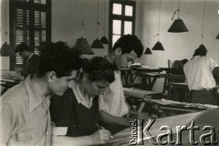 Maj 1950, Bejrut, Liban.
Studenci architektury Académie Libanaise des Beaux-Arts.
Fot. NN, udostępniła Barbara Kowalewska, zbiory Ośrodka KARTA