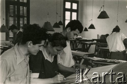 Maj 1950, Bejrut, Liban.
Studenci architektury Académie Libanaise des Beaux-Arts.
Fot. NN, udostępniła Barbara Kowalewska, zbiory Ośrodka KARTA