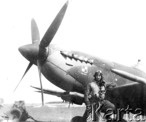 1945, Niemcy.
Major Adam Ostrowski przy myśliwcu Spitfire, którym latał w 317 Dywizjonie Myśliwskim „Wileńskim” w czasie II wojny światowej.
Fot. NN, zbiory Ośrodka KARTA, udostępnił Adam Ostrowski