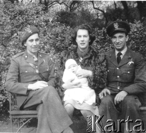 1946, Edynburg, Szkocja, Wielka Brytania.
Major Adam Ostrowski, pilot Polskich Sił Powietrznych w Wielkiej Brytanii w czasie II wojny światowej (po prawej), z bratem Tadeuszem Ostrowskim, żolnierzem 1 Samodzielnej Brygady Spadochronowej, jego żoną Heleną i ich dzieckiem. 
Fot. NN, zbiory Ośrodka KARTA, udostępnił Adam Ostrowski
