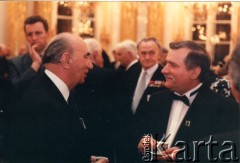 1993, Warszawa, Polska.
Major Adam Ostrowski, pilot Polskich Sił Powietrznych w Wielkiej Brytanii w czasie II wojny światowej, i Lech Wałęsa, prezydent RP w latach 1990-1995, podczas spotkania w Zamku Królewskim.
Fot. NN, zbiory Ośrodka KARTA, udostępnił Adam Ostrowski