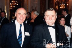 1993, Warszawa, Polska.
Major Adam Ostrowski, pilot Polskich Sił Powietrznych w Wielkiej Brytanii w czasie II wojny światowej, i Lech Wałęsa, prezydent RP w latach 1990-1995, podczas spotkania w Zamku Królewskim.
Fot. NN, zbiory Ośrodka KARTA, udostępnił Adam Ostrowski