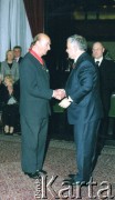 2006, Londyn, Wielka Brytania.
Major Adam Ostrowski, pilot Polskich Sił Powietrznych w Wielkiej Brytanii w czasie II wojny światowej, przyjmuje odznaczenie od Lecha Kaczyńskiego, prezydenta RP w latach 2005-2010, podczas uroczystości w ambasadzie RP.
Fot. NN, zbiory Ośrodka KARTA, udostępnił Adam Ostrowski