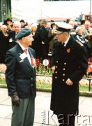 2008, Londyn, Wielka Brytania.
Major Adam Ostrowski, pilot Polskich Sił Powietrznych w Wielkiej Brytanii w czasie II wojny światowej, w rozmowie z księciem Edynburga, Filipem, na wystawie polskich odznaczeń wojskowych na Uniwersytecie Westminster.
Fot. NN, zbiory Ośrodka KARTA, udostępnił Adam Ostrowski