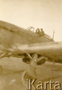 1945, Niemcy.
Major Adam Ostrowski przy myśliwcu Spitfire, którym latał w 317 Dywizjonie Myśliwskim „Wileńskim” w czasie II wojny światowej.
Fot. NN, zbiory Ośrodka KARTA, udostępnił Adam Ostrowski