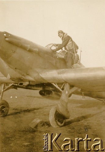 1945, Niemcy.
Major Adam Ostrowski przy myśliwcu Spitfire, którym latał w 317 Dywizjonie Myśliwskim „Wileński” w czasie II wojny światowej.
Fot. NN, zbiory Ośrodka KARTA, udostępnił Adam Ostrowski