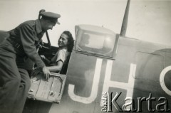 1945-1946, brak miejsca.
Major Adam Ostrowski z żoną Rosette przy myśliwcu Spitfire, którym latał w 317 Dywizjonie Myśliwskim „Wileński” w czasie II wojny światowej.
Fot. NN, zbiory Ośrodka KARTA, udostępnił Adam Ostrowski
