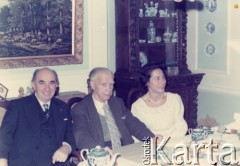 brak daty, Londyn, Wielka Brytania.
Rodzinna uroczystość w domu Państwa Ostrowskich. 
Od lewej: major Adam Ostrowski, pilot Polskich Sił Powietrznych w Wielkiej Brytanii w czasie II wojny światowej, jego stryj, Stanisław Ostrowski, ostatni polski prezydent Lwowa, prezydent RP na uchodźstwie w latach 1972-1979, oraz żona Adama Ostrowskiego, Rosette.
Fot. NN, zbiory Ośrodka KARTA, udostępnił Adam Ostrowski