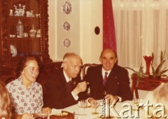 brak daty, Londyn, Wielka Brytania.
Rodzinna uroczystość w domu Państwa Ostrowskich. Od lewej: Rosette Ostrowska, żona Adama Ostrowskiego, Stanisław Ostrowski, ostatni polski prezydent Lwowa, prezydent RP na uchodźstwie w latach 1972-1979, jego bratanek, major Adam Ostrowski, pilot Polskich Sił Powietrznych w Wielkiej Brytanii w czasie II wojny światowej.
Fot. NN, zbiory Ośrodka KARTA, udostępnił Adam Ostrowski