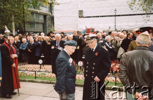 2008, Londyn, Wielka Brytania.
Major Adam Ostrowski, pilot Polskich Sił Powietrznych w Wielkiej Brytanii w czasie II wojny światowej, w rozmowie z księciem Edynburga, Filipem, na wystawie polskich odznaczeń wojskowych na Uniwersytecie Westminster.
Fot. NN, zbiory Ośrodka KARTA, udostępnił Adam Ostrowski