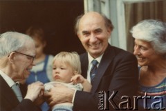 15 sierpnia 1982, Londyn, Wielka Brytania.
Stanisław Ostrowski, ostatni polski prezydent Lwowa, prezydent RP na uchodźstwie w latach 1972-1979, oraz major Adam Ostrowski, pilot Polskich Sił Powietrznych w Wielkiej Brytanii w czasie II wojny światowej, z wnukiem Danielem i żoną Rosette.
Fot. NN, zbiory Ośrodka KARTA, udostępnił Adam Ostrowski