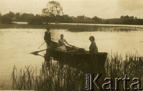 25.08.1932, Jezioro Bohiń, pow. Święciany, woj. wileńskie, Polska.
Kobiety na łódce, w środku Maria Bujnowska, siostra Józefa Bujnowskiego.
Fot. NN, zbiory Ośrodka KARTA, udostępniła Heide Pirwitz-Bujnowska.