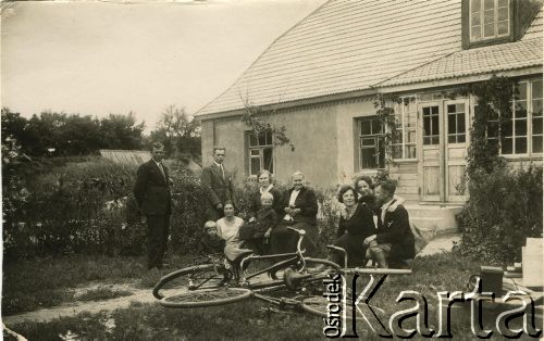 25.09.1932, Bohiń, pow. Brasław, woj. wileńskie, Polska.
Grupa osób przed domem państwa Wazytyńskich (?). Z lewej w jasnej sukience siedzi Maria Bujnowska.
Fot. NN, zbiory Ośrodka KARTA, udostępniła Heide Pirwitz-Bujnowska.